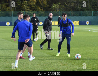 Edinburgh, Schottland, Großbritannien. 12 Okt, 2019. Head Coach Steve Clarke, Kapitän Andy Robertson (Liverpool) in Schottland Fußball Team Training im Oriam, Riccarton, Edinburgh, für Scotlands UEFA EURO 2020 Qualifier Befestigung gegen San Marino am Hampden Park Glasgow (13 Okt 19) Credit: Eric mccowat/Alamy leben Nachrichten Stockfoto