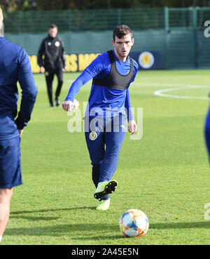 Edinburgh, Schottland, Großbritannien. 12 Okt, 2019. Kapitän Andy Robertson. Schottland Fußball Team Training im Oriam, Riccarton, Edinburgh, für Scotlands UEFA EURO 2020 Qualifier Befestigung gegen San Marino am Hampden Park Glasgow (13 Okt 19) Credit: Eric mccowat/Alamy leben Nachrichten Stockfoto