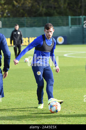 Edinburgh, Schottland, Großbritannien. 12 Okt, 2019. Kapitän Andy Robertson. Schottland Fußball Team Training im Oriam, Riccarton, Edinburgh, für Scotlands UEFA EURO 2020 Qualifier Befestigung gegen San Marino am Hampden Park Glasgow (13 Okt 19) Credit: Eric mccowat/Alamy leben Nachrichten Stockfoto