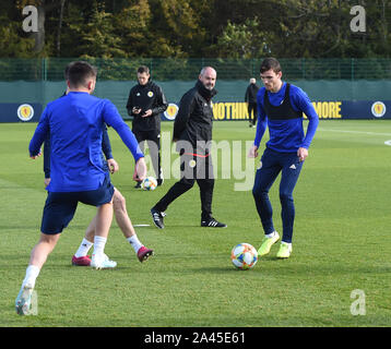 Edinburgh, Schottland, Großbritannien. 12 Okt, 2019. Head Coach Steve Clarke, Kapitän Andy Robertson (Liverpool) in Schottland Fußball Team Training im Oriam, Riccarton, Edinburgh, für Scotlands UEFA EURO 2020 Qualifier Befestigung gegen San Marino am Hampden Park Glasgow (13 Okt 19) Credit: Eric mccowat/Alamy leben Nachrichten Stockfoto