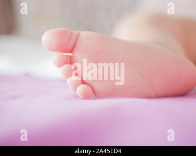 Little Baby Füße. Theres nichts ganz so süß wie kleine Babys Füße. Little Baby Boy auf dem Bett. Close Up. Platz für Kopieren. Stockfoto