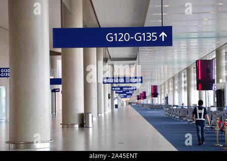 Innenansicht des neuen Satelliten Terminal Betrieb in Shanghai Pudong International Airport, der vermutlich das größte seiner Sippe zu sein Stockfoto