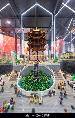 Die Lego Spielzeug Modell des Gelben Kran Turm, Kosten 200.000 Verriegelung aus Kunststoff Ziegel und ein Jahr abzuschließen ist auf dem Display während der "ynast Stockfoto