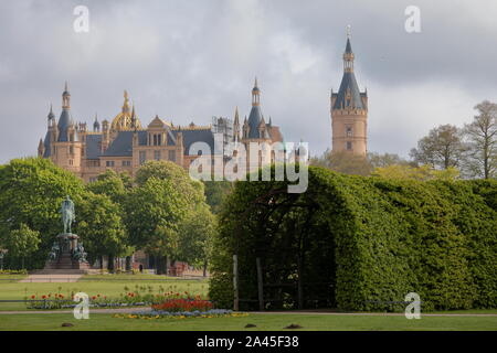 Schloss Schwerin in Schwerin, Deutschland. In der Mitte des 19. Jahrhunderts, jetzt ist der Palast Residenz der Mecklenburg-Vorpommern Landtag Stockfoto