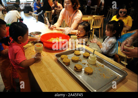 Kinder machen mooncakes für die Tierwelt in Qingdao Wald Wildlife Park im Osten der Stadt Qingdao, Provinz Shandong, China, 10. September 2019. Stockfoto