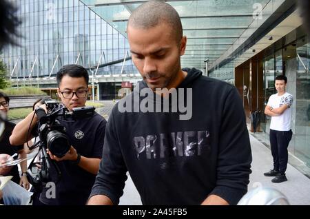 Französisch-amerikanische ehemaliger professioneller Basketballspieler Tony Parker, Mitte, zeigt auf und begeisterten Fans erfüllen durch Unterzeichnung und Fotos an der Stockfoto