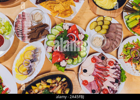 Essen Fach mit leckeren Salami, Schinken, Wurst und Salat. Fleischplatte mit Auswahl auf Tisch Stockfoto