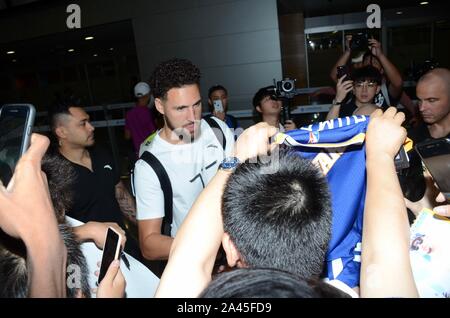 American professional Basketball player Klay Thompson, die eine Unterzeichnung, wird von begeisterten Fans bei der Ankunft in Shanghai Pudong International umgeben Stockfoto