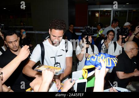 American professional Basketball player Klay Thompson, die eine Unterzeichnung, wird von begeisterten Fans bei der Ankunft in Shanghai Pudong International umgeben Stockfoto