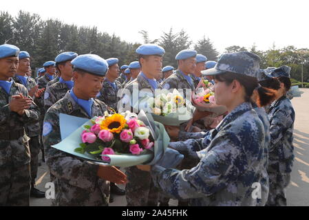 Die zweite Mannschaft des 9. Reihe der Chinesischen Friedenstruppe in der Republik Südafrika Sudan beenden ihre Mission und auf einem Flughafen in Zhengzhou ankommen Stockfoto