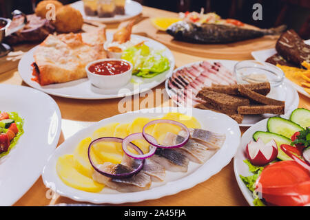 Essen Fach mit leckeren Salami, Schinken, Wurst und Salat. Fleischplatte mit Auswahl auf Tisch Stockfoto