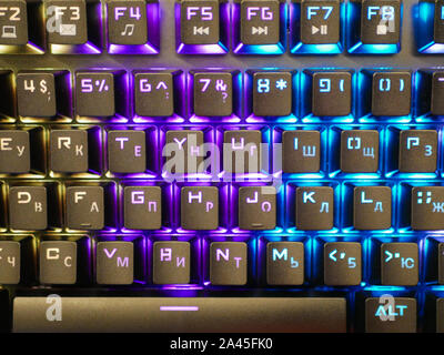 Mehrfarbige Tastatur. mechanische Tasten. Mehrfarbige professional gaming mechanischen rgb-Tastatur auf den Tisch Hintergrund Stockfoto