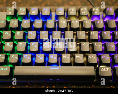 Mehrfarbige Tastatur. mechanische Tasten. Mehrfarbige professional gaming mechanischen rgb-Tastatur auf den Tisch Hintergrund Stockfoto