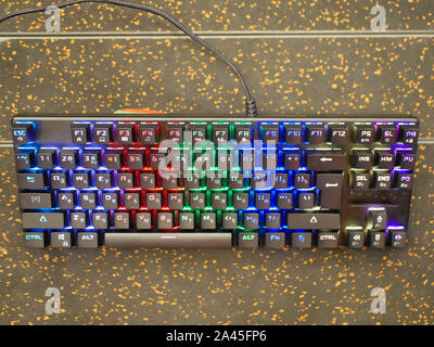 Mehrfarbige Tastatur. mechanische Tasten. Mehrfarbige professional gaming mechanischen rgb-Tastatur auf den Tisch Hintergrund Stockfoto