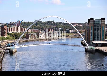 Die Millennium Bridge über den Fluss Tyne in Newcastle Gateshead Stockfoto