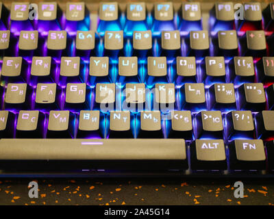 Mehrfarbige Tastatur. mechanische Tasten. Mehrfarbige professional gaming mechanischen rgb-Tastatur auf den Tisch Hintergrund Stockfoto