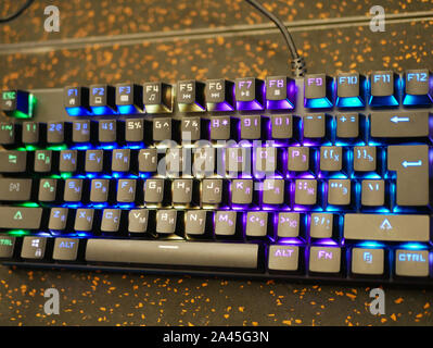 Mehrfarbige Tastatur. mechanische Tasten. Mehrfarbige professional gaming mechanischen rgb-Tastatur auf den Tisch Hintergrund Stockfoto