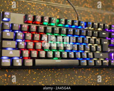 Mehrfarbige Tastatur. mechanische Tasten. Mehrfarbige professional gaming mechanischen rgb-Tastatur auf den Tisch Hintergrund Stockfoto