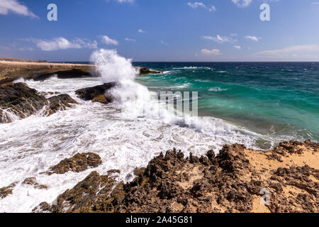 Wellen, die auf der felsigen Küste von Aruba Stockfoto