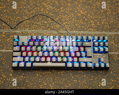 RGB-Tastatur. Eine bunte Tastatur schimmert mit verschiedenen Farben. Auf dem Tisch liegen. Weiches bokeh Stockfoto