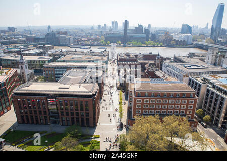 Blick von der St. Paul's Cathedral mit Blick auf die Thames & Tate Modern. Stockfoto