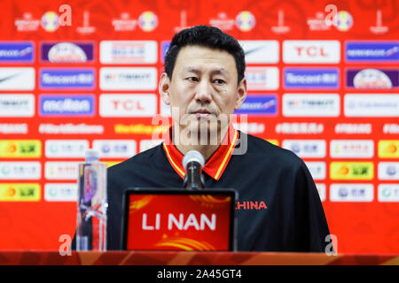 ------ Coach Li Nan ist auf einer Pressekonferenz interviewt nach dem Qualifikationsspiel gegen Nigeria 2019 FIBA-Weltmeisterschaft in Guangzhou City, South Stockfoto