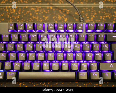 Mehrfarbige Tastatur. mechanische Tasten. Mehrfarbige professional gaming mechanischen rgb-Tastatur auf den Tisch Hintergrund Stockfoto