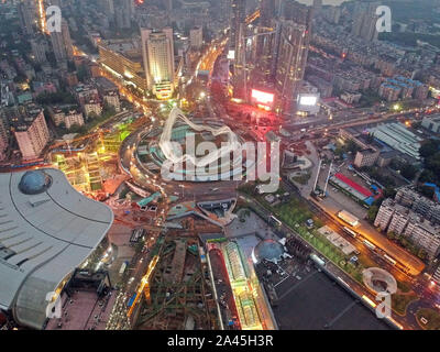 ---- Blick auf die Optics Valley Platz unter den Sonnenuntergang Wuhan City, der Provinz Hubei in Zentralchina, 19. Juli 2019. Stockfoto