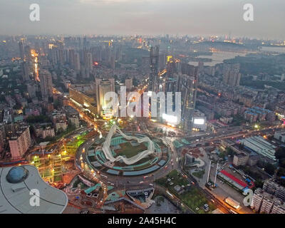 ---- Blick auf die Optics Valley Platz unter den Sonnenuntergang Wuhan City, der Provinz Hubei in Zentralchina, 19. Juli 2019. Stockfoto