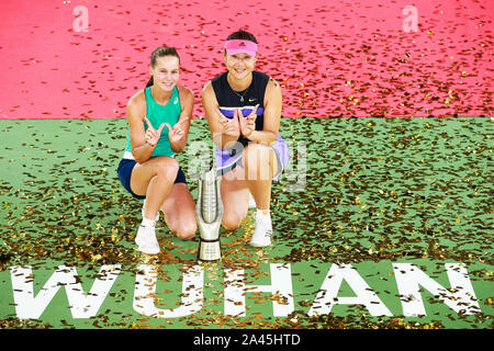 Chinesische Tennisprofis Duan Yingying, rechts, und Russische Tennisprofis Veronika Kudermetova, Links, sind bei der Verleihung Cere Stockfoto