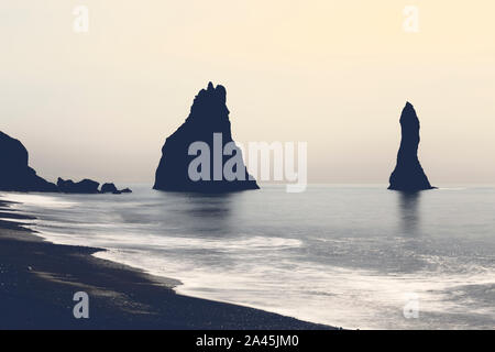 Reynisdrangar meer-Stacks an Kirkjufjara Strand in Island Stockfoto