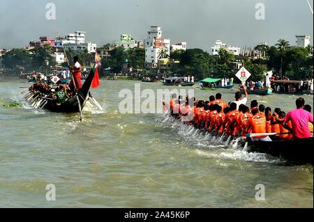 Dhaka. 11 Okt, 2019. Foto am Okt. 11, 2019 zeigt Paddel bei einem traditionellen Boot Rennen auf dem Fluss Buriganga in Dhaka, Bangladesch Schiffer genommen. Credit: Str/Xinhua/Alamy leben Nachrichten Stockfoto