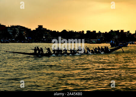 Dhaka. 11 Okt, 2019. Foto am Okt. 11, 2019 zeigt Paddel bei einem traditionellen Boot Rennen auf dem Fluss Buriganga in Dhaka, Bangladesch Schiffer genommen. Credit: Str/Xinhua/Alamy leben Nachrichten Stockfoto