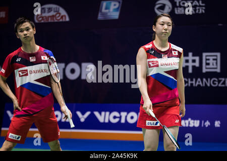 Japanische professionelle Badminton Spieler Yuta Watanabe und Arisa Higashino gegen Südkoreanische professionelle Badminton Spieler Seo Seung-jae Stockfoto