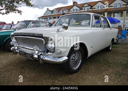 A 1965 Ford Zephyr bis auf Anzeige an der Englischen Riviera Classic Car Show, Torquay, Devon, England, UK geparkt. Stockfoto