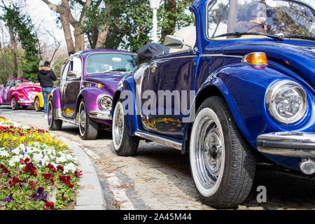 Navy classic car und Purple classic car hinter, alte Zeit Autos Stockfoto