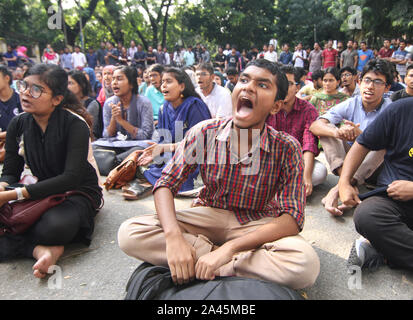 Dhaka, Bangladesch. 11 Okt, 2019. Studenten von Bangladesch Universität von Engineering und Technologie (BUTE) Bühne ein Protest gegen die Ermordung von abrar Fahad. Abrar Fahad war Mord durch Bangladesch Chhatra Liga. (Foto von MD Abu Sufian Juwel/Pacific Press) Quelle: Pacific Press Agency/Alamy leben Nachrichten Stockfoto