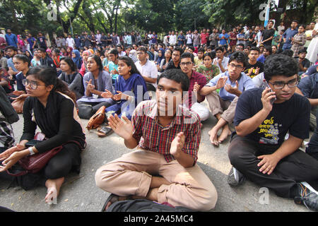 Dhaka, Bangladesch. 11 Okt, 2019. Studenten von Bangladesch Universität von Engineering und Technologie (BUTE) Bühne ein Protest gegen die Ermordung von abrar Fahad. Abrar Fahad war Mord durch Bangladesch Chhatra Liga. (Foto von MD Abu Sufian Juwel/Pacific Press) Quelle: Pacific Press Agency/Alamy leben Nachrichten Stockfoto