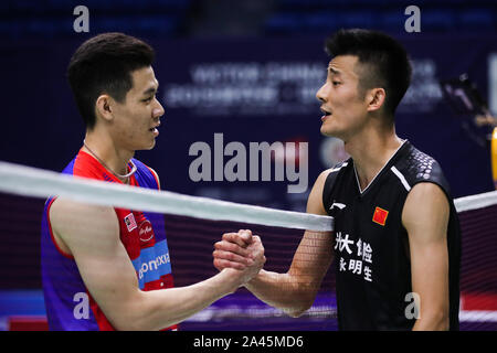 Chinesische professionelle Badminton Spieler Chen Langen, rechts, schüttelt Hände mit Malaysischen professionelle Badminton Spieler Schutze Zii Jia, links, an der ersten roun Stockfoto