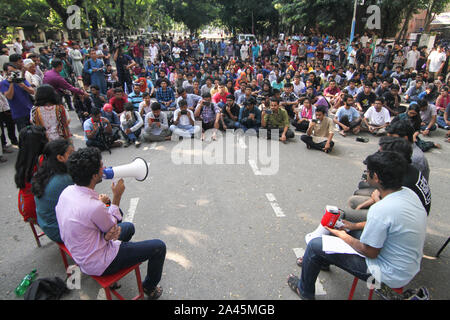 Dhaka, Bangladesch. 11 Okt, 2019. Studenten von Bangladesch Universität von Engineering und Technologie (BUTE) Bühne ein Protest gegen die Ermordung von abrar Fahad. Abrar Fahad war Mord durch Bangladesch Chhatra Liga. (Foto von MD Abu Sufian Juwel/Pacific Press) Quelle: Pacific Press Agency/Alamy leben Nachrichten Stockfoto