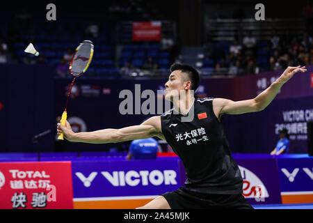 Chinesische professionelle Badminton Spieler Chen Lange konkurriert gegen Malaysische professionelle Badminton Spieler Schutze Zii Jia an der ersten Runde von VICTOR Kinn Stockfoto