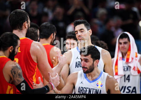 Luis Scola, weiße Mitte und Facundo Campazzo, weiß Vorne, von Argentinien congratualate Spieler von Spanien gewann das chaimpionships nach Spanien vs. Stockfoto