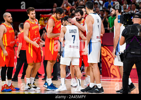 Palyers von Spanien, Rot, confort Facundo Campazzo von Argentinien, weiß Links, nach dem Gewinn der chaimpionships der Spanien vs Argentinien 2019 FIBA Basketb Stockfoto