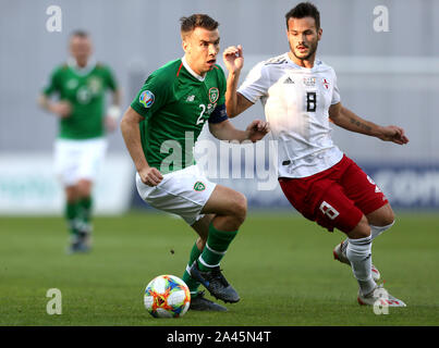 Republik Irland Seamus Coleman (links) und Georgiens Vako Q'azaishvili Kampf um den Ball während der UEFA EURO 2020 Qualifikation, Gruppe D Match bei Boris Paichadze Stadium, Tiflis. Stockfoto