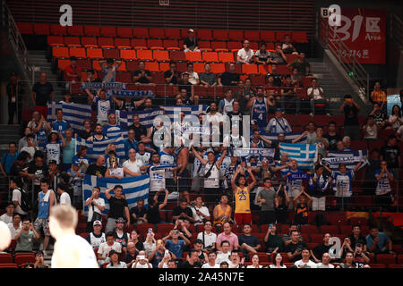 Griechische Fans jubeln für die Griechische Nationalmannschaft bei der zweiten Runde der Gruppe K Tschechische vs Griechenland 2019 FIBA Basketball-WM in Shenzhen City Stockfoto