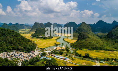 Landschaft von Jingxi, einer Stadt in Baise Stadt, im Südwesten Chinas Autonomen Region Guangxi Zhuang am 6. Oktober 2019. Stockfoto