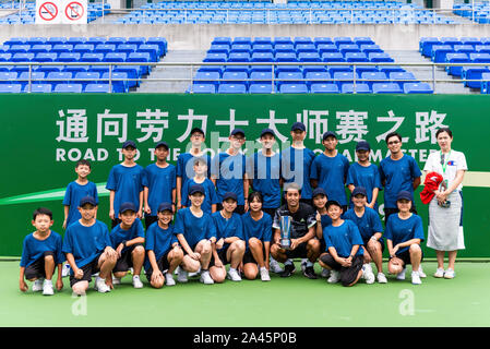 Japanische Tennisspielerin Yasutaka Uchiyama, Mitte schwarz, nimmt Bilder mit Freiwilligen nach dem yasutaka Uchiyama vs Wu Di Men's Single der 2019 EIN Stockfoto