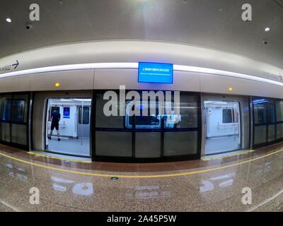 Innenansicht des neuen Satelliten Terminal Betrieb in Shanghai Pudong International Airport, der vermutlich das größte seiner Sippe zu sein Stockfoto