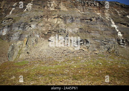 Felsformation wie eine dunkle Burg im Tal Karkevagge in Nordschweden. Stockfoto