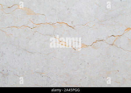 Nahaufnahme eines alten, verwitterten und rissige Mauer aus Stein mit orange Venen. Hochauflösende full frame strukturierten Hintergrund. Stockfoto